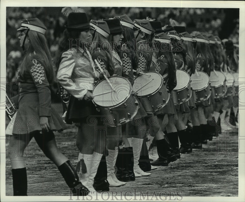 Press Photo Robert E. Lee and Sterling High School marching bands perform.- Historic Images