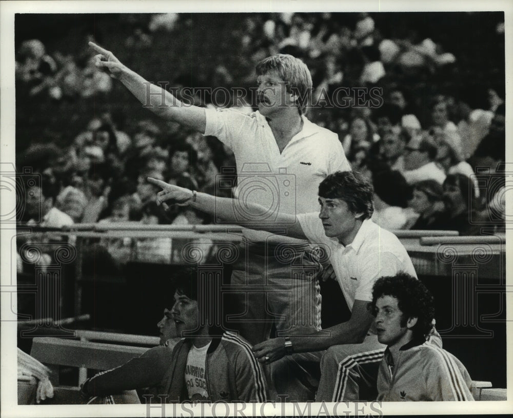 1984 Press Photo Houston Hurricane coaches give players direction from sideline.- Historic Images