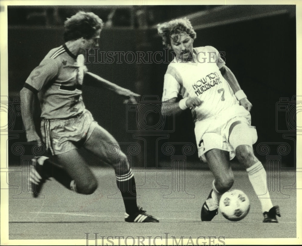 1979 Press Photo Hurricanes Walter Schuberth runs on goal; Joe Clarke defends.- Historic Images