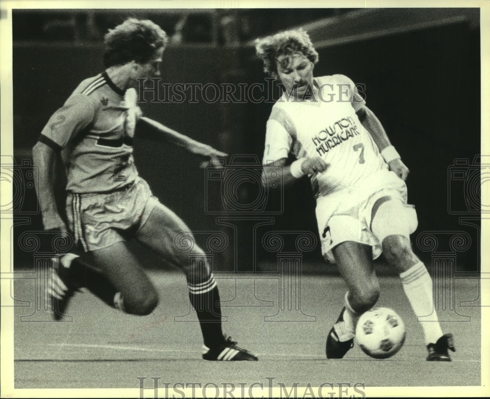 1979 Press Photo Hurricanes Walter Schuberth runs on goal; Joe Clarke defends.- Historic Images