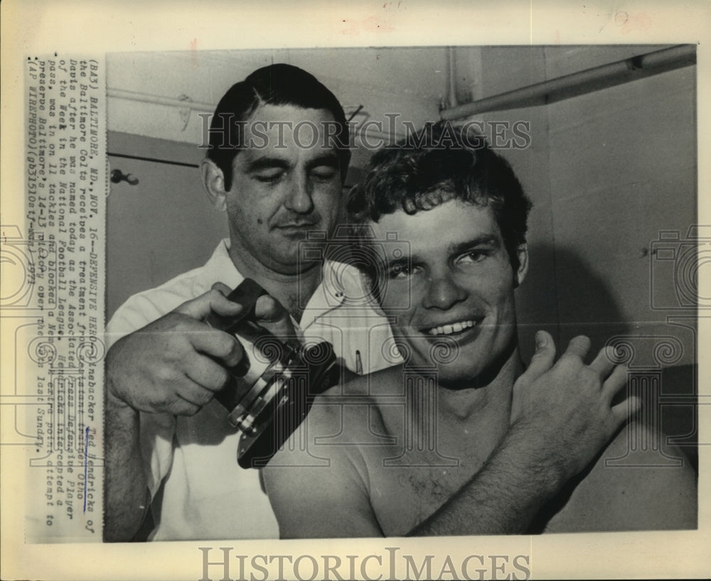 1971 Press Photo Baltimore Colts&#39; Ted Hendricks receives treatment from trainer.- Historic Images