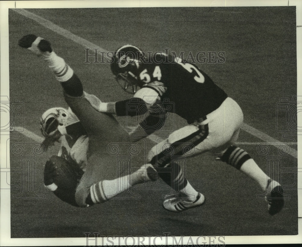 1977 Press Photo Oilers' Belton is tackled by Bears' Tom Hicks after pass catch.- Historic Images
