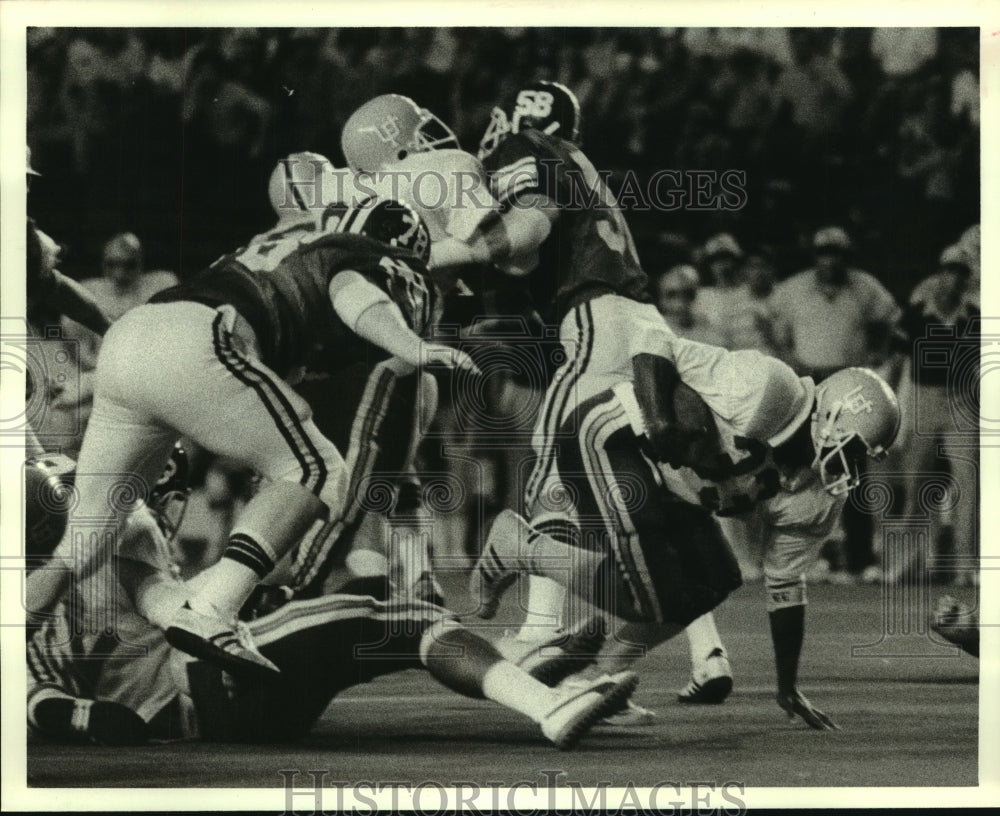 1977 Press Photo Florida&#39;s Tony Green slips through Rice&#39;s defensive line.- Historic Images