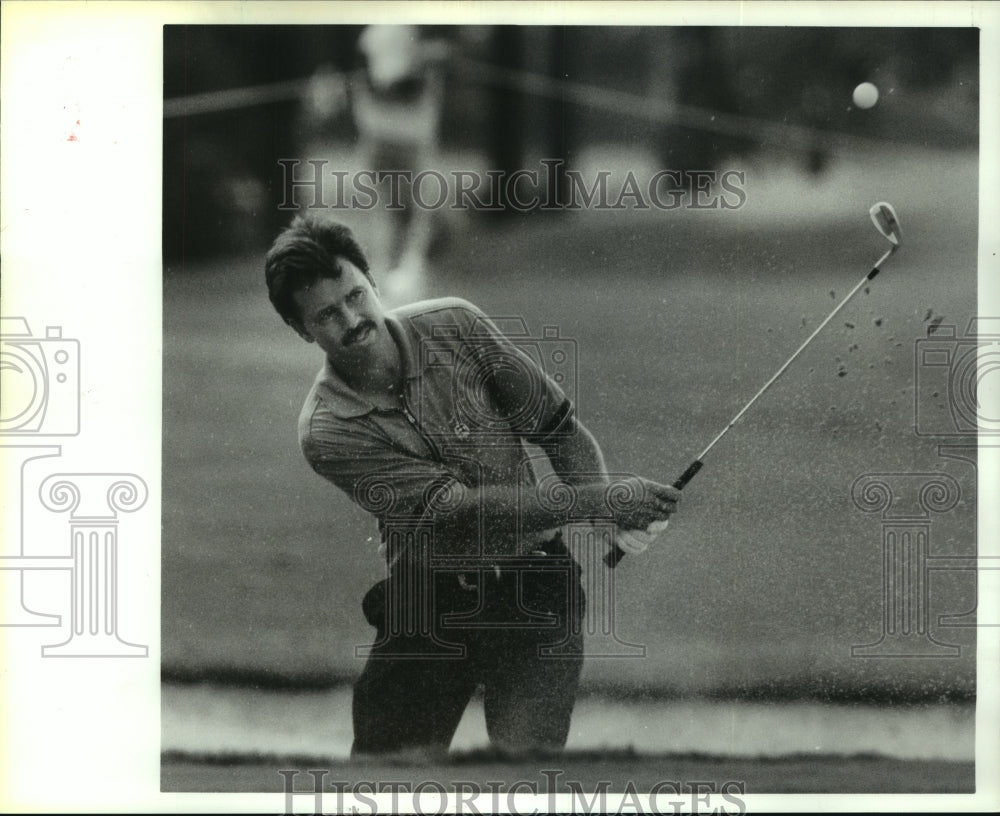 1991 Press Photo Professional golfer Donnie Hammond blasts out of the sand trap.- Historic Images