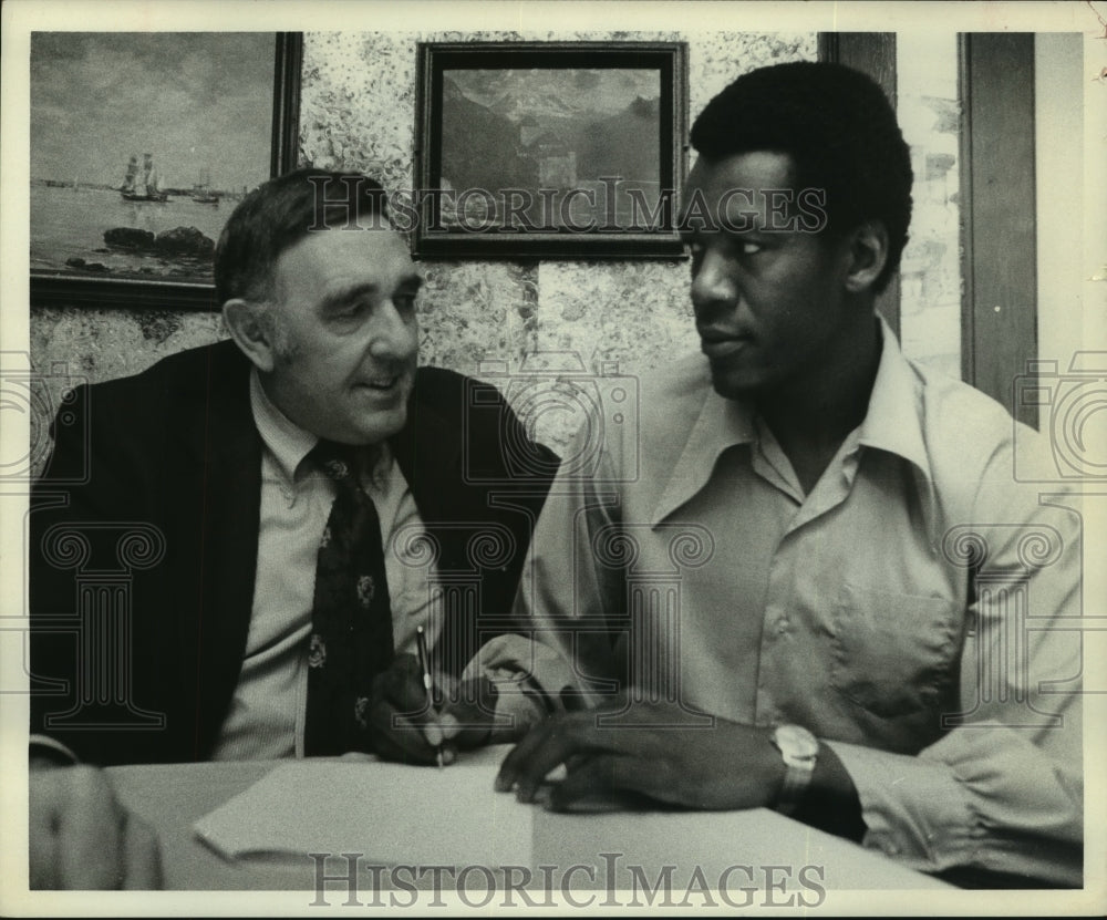 1973 Press Photo Newest Rocket E.C. Coleman signs his contract. - hcs09359- Historic Images