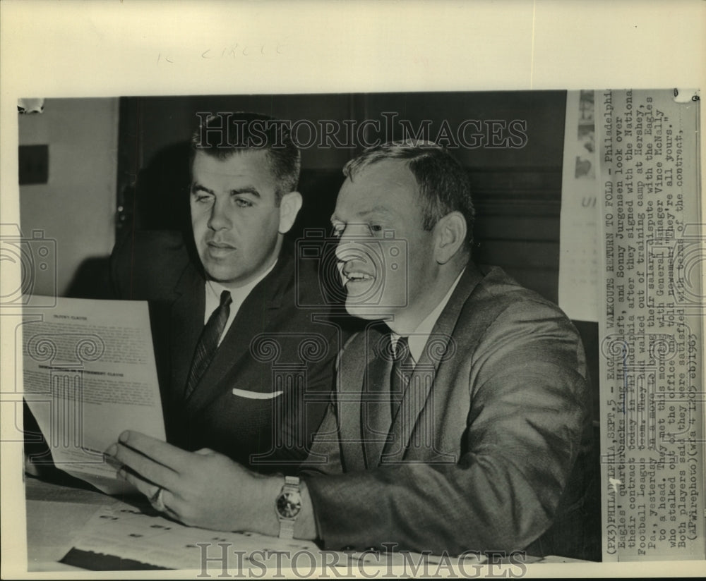 1963 Press Photo Eagles quarterbacks King Hill; Sonny Jurgensen sign contracts.- Historic Images