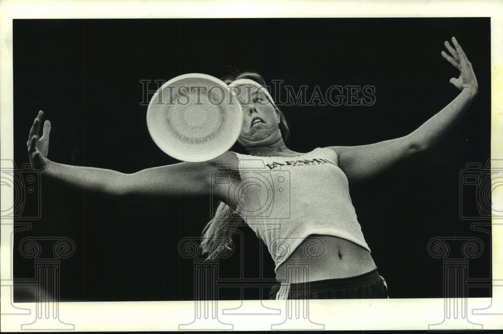 1983 Press Photo Texas State Frisbee champion Carla Hoffmeyer practices in park.- Historic Images