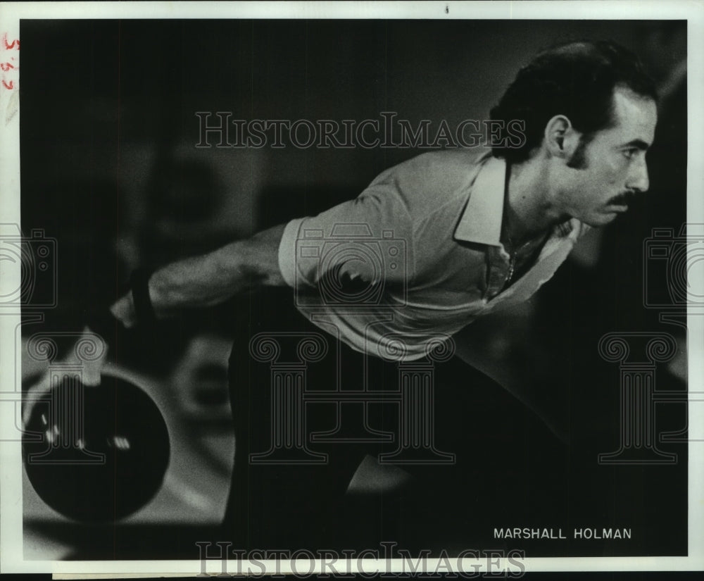 1984 Press Photo Professional bowler Marshall Holman zeros in on a strike.- Historic Images