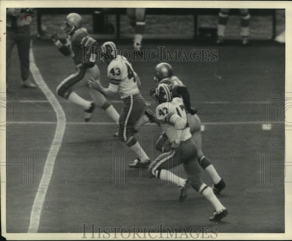 1970 Press Photo Houston Oilers&#39; Lewis runs for a touchdown against Broncos.- Historic Images