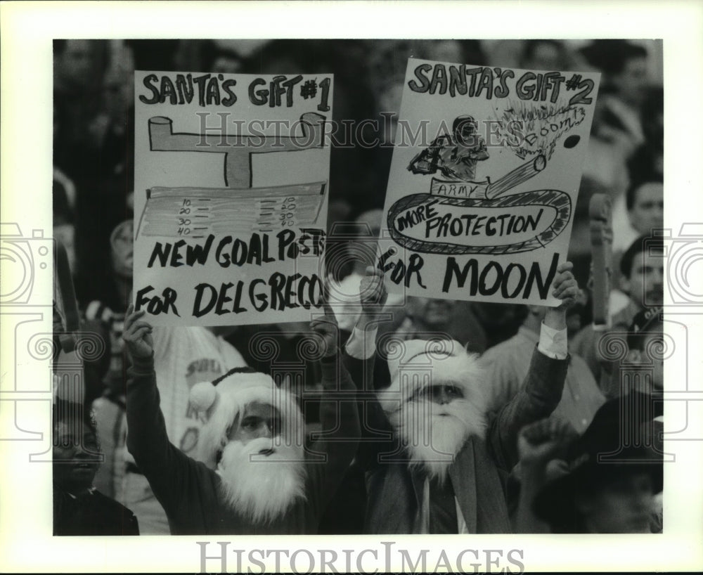 1992 Press Photo Santa&#39;s Jesse Rodriguez and Paul Mewis are Houston Oilers fans.- Historic Images