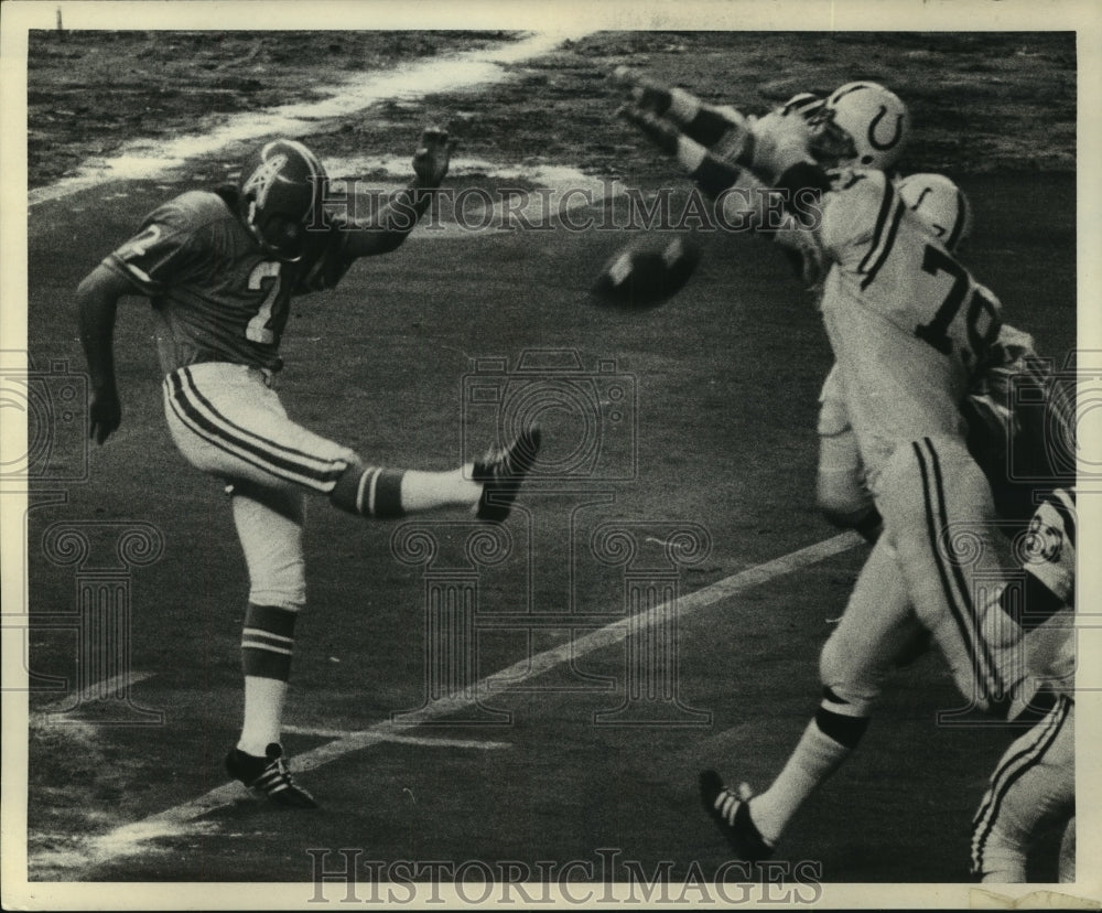 1973 Press Photo Houston Oilers&#39; punter Dan Pastorini has punt blocked by Colts.- Historic Images