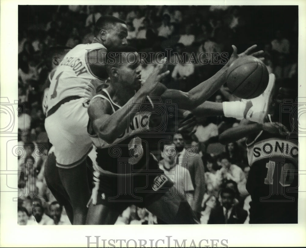 1989 Press Photo Rockets' Buck Johnson and Sonic's Dale Ellis fight for rebound.- Historic Images