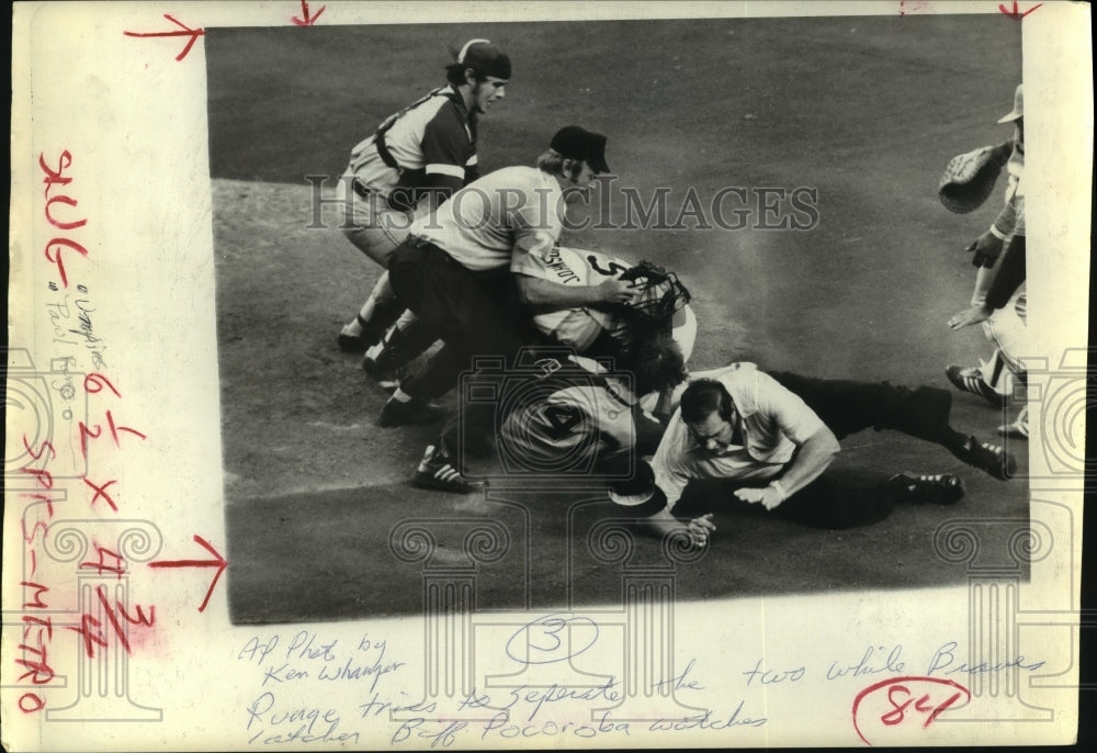 1977 Press Photo Umpires separate Astros&#39; Cliff Johnson and Brave&#39;s pitcher.- Historic Images