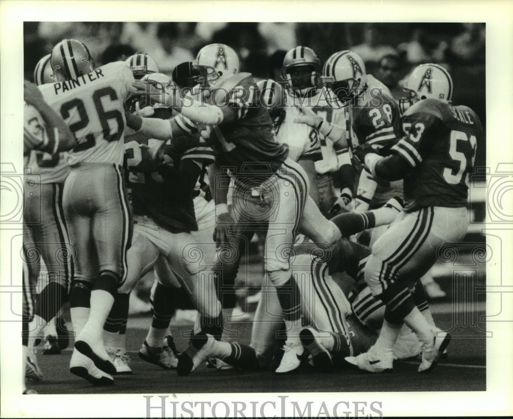 1989 Press Photo Oilers&#39; Eaton and Lions&#39; Painter get into shoving match.- Historic Images