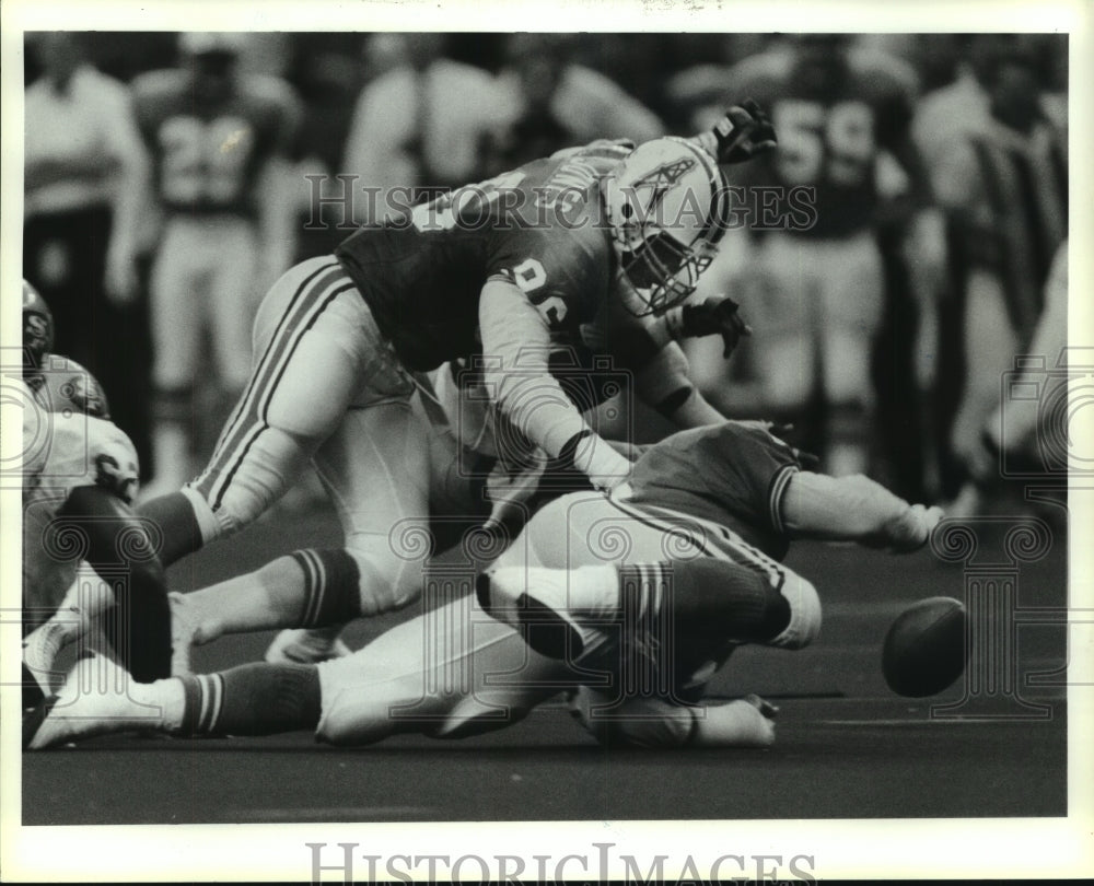 1990 Press Photo Oilers&#39; Jones and Meades scramble for 49&#39;ers&#39; Montana fumble.- Historic Images
