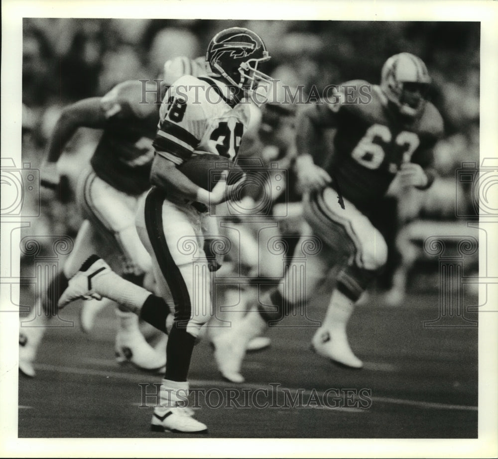 1989 Press Photo Buffalo Bills&#39; Mark Kelson runs back a blocked field goal.- Historic Images