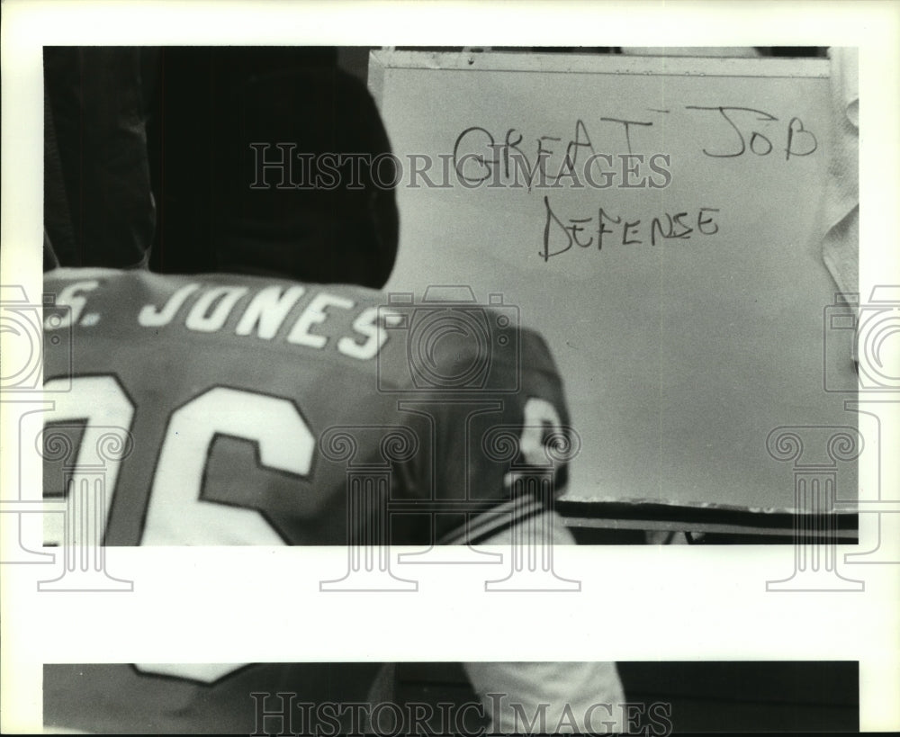 1990 Press Photo Houston Oilers' Sean Jones gets the message on the bench.- Historic Images