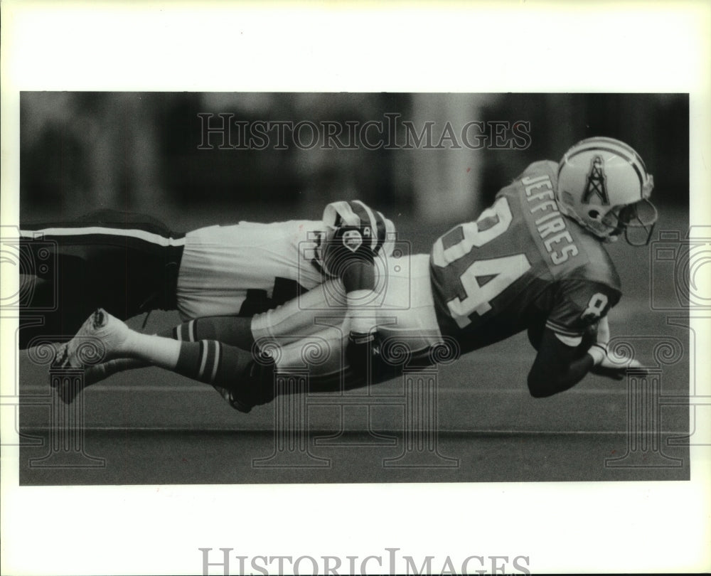 1990 Press Photo Oilers' Haywood Jeffires stretches for yardage on Jets' Booty.- Historic Images