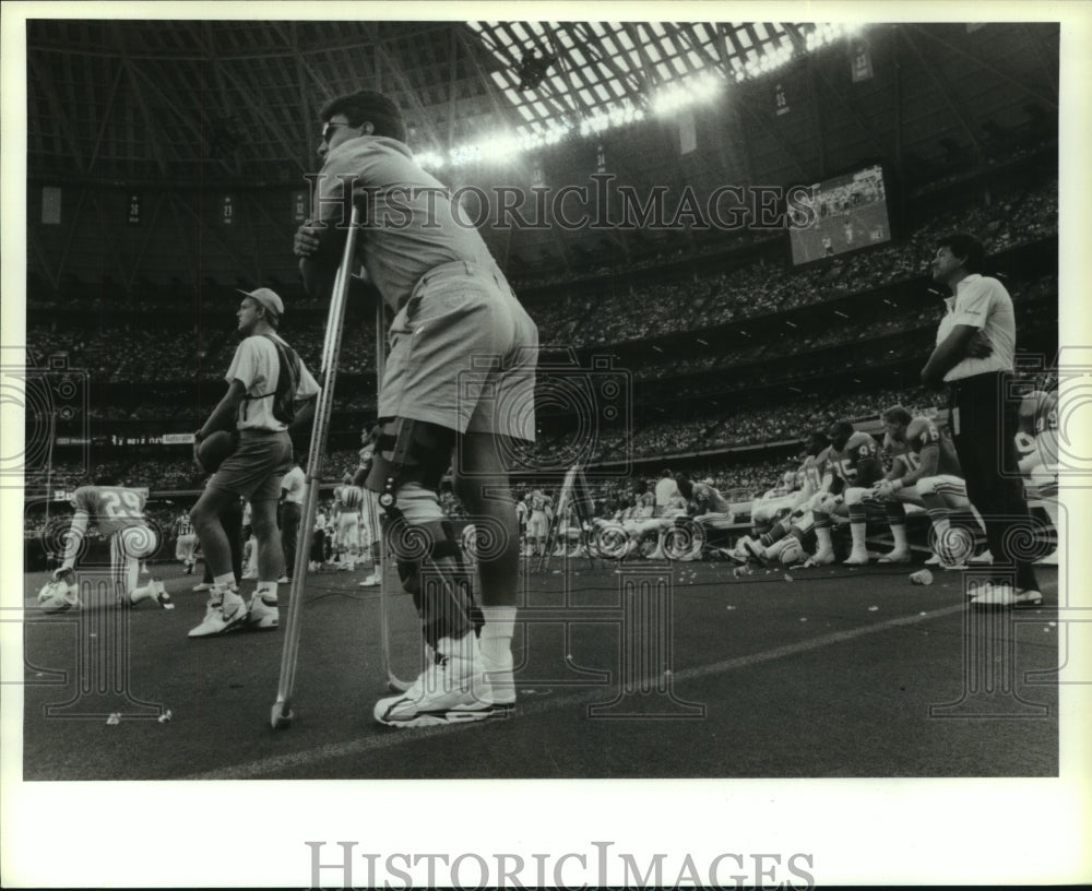 1990 Press Photo Houston Oilers kicker Tony Zendehas on crutches along sidelines- Historic Images