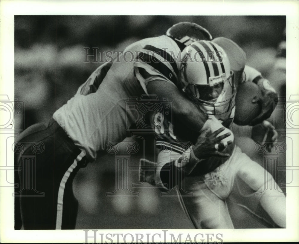 1990 Press Photo Oilers' Ernest Givins fights for yardage against Jets.Clifton.- Historic Images