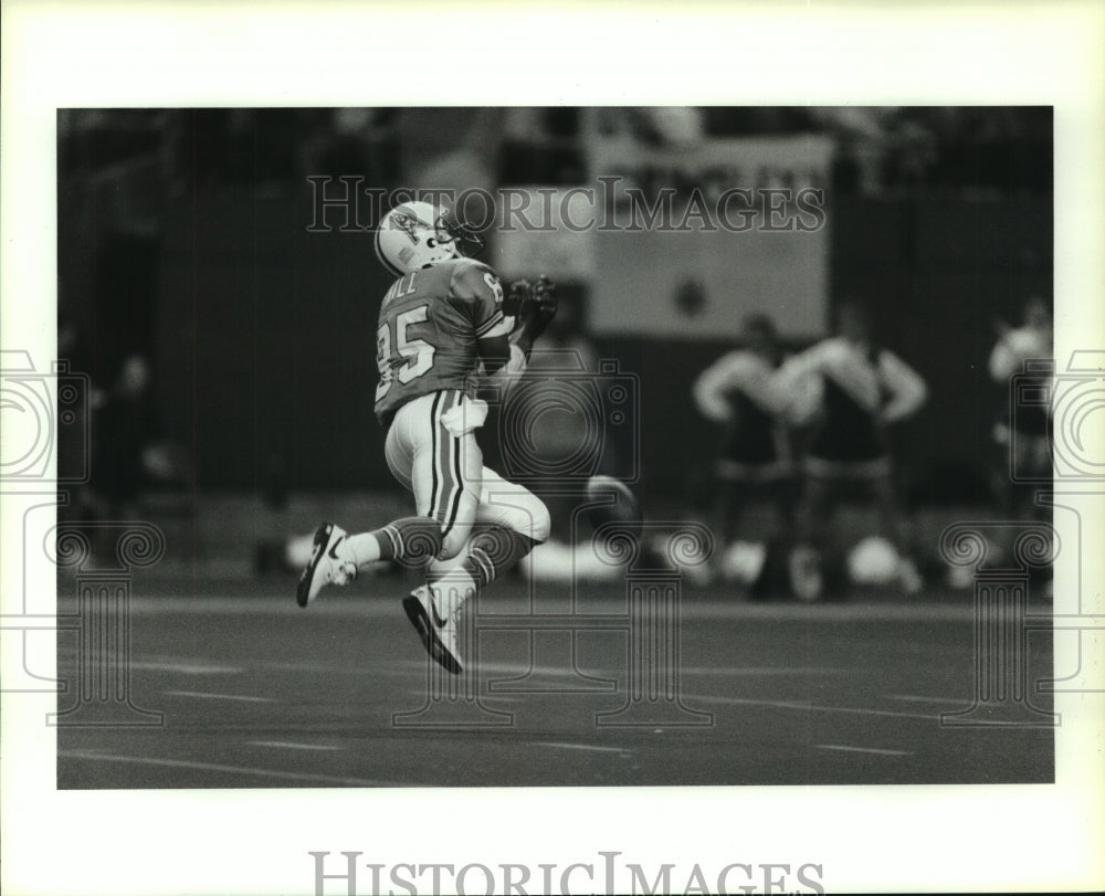 1990 Press Photo Oilers' receiver Drew Hill makes leaping catch against Jets.- Historic Images