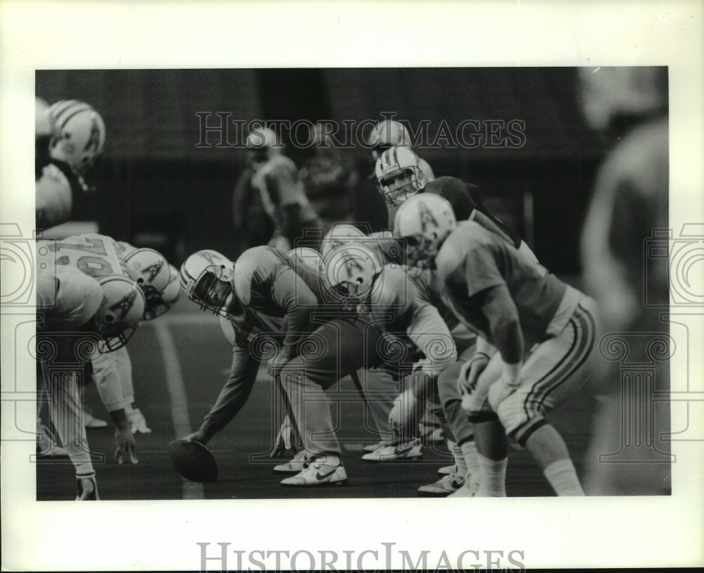 1990 Press Photo Oilers' center Bruce Matthews ready to snap ball at practice.- Historic Images
