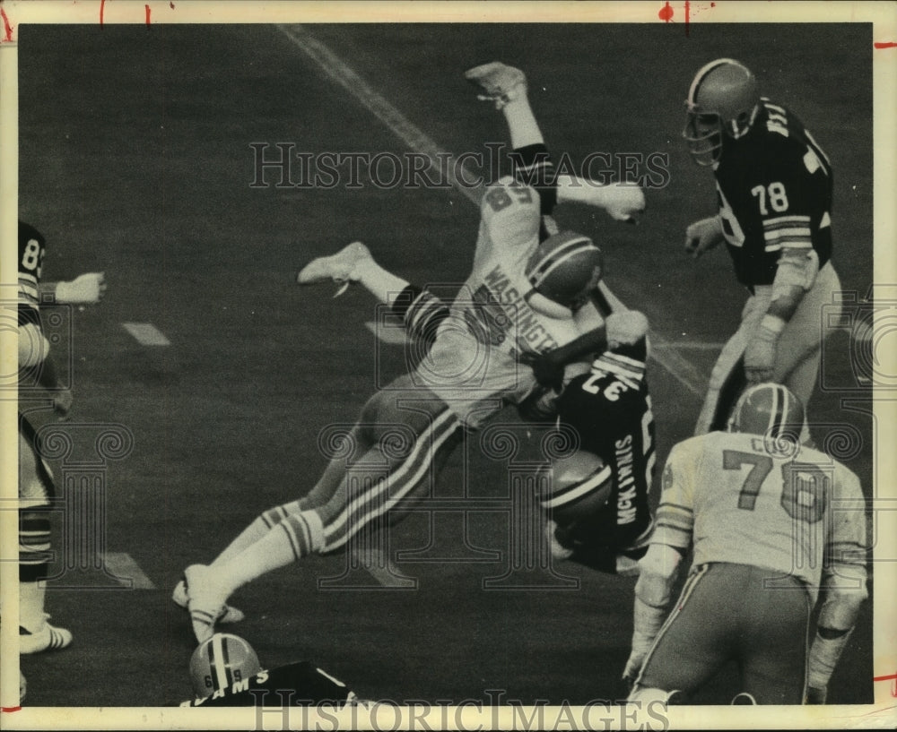 1974 Press Photo Cleveland&#39;s McKinnis is hit by Houston&#39;s Washington for no gain- Historic Images