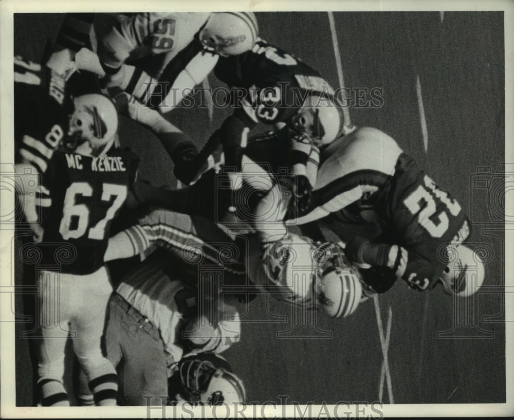 1976 Press Photo Houston Oilers' defense holds firm to stop Bills' OJ Simpson.- Historic Images