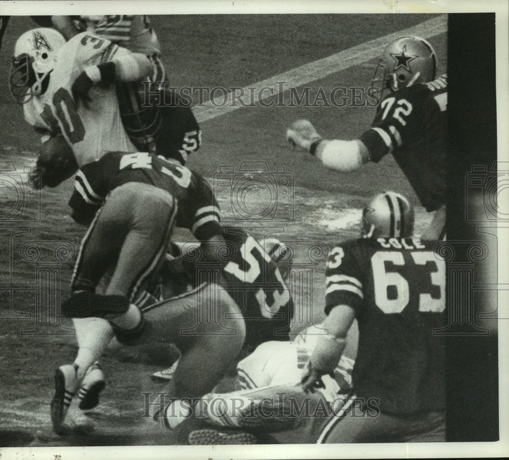 1977 Press Photo Houston Oilers' Don Hardeman bulls through Dallas defense.- Historic Images