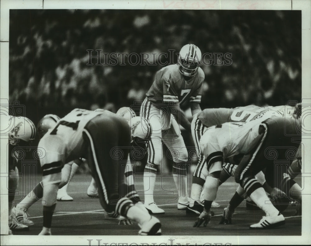 1976 Press Photo Oilers&#39; quarterback Dan Pastorini calls signals against Dallas.- Historic Images