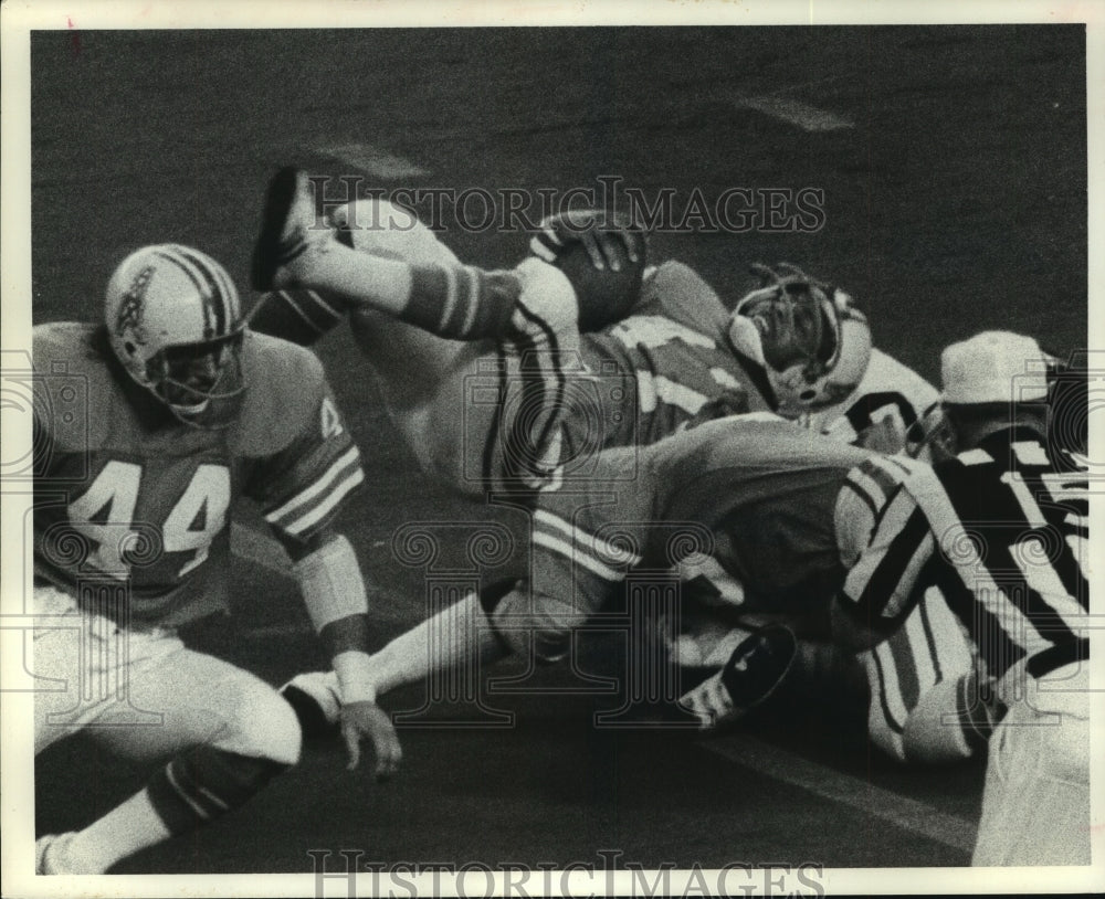 1976 Press Photo Houston Oilers&#39; running back Ronnie Coleman dives for touchdown- Historic Images