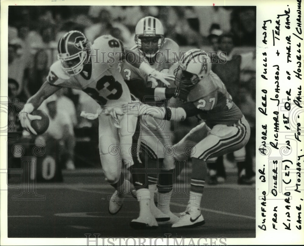 1990 Press Photo Bills' Andre Reed pulls away fromOilers' Johnson and Kinard.- Historic Images