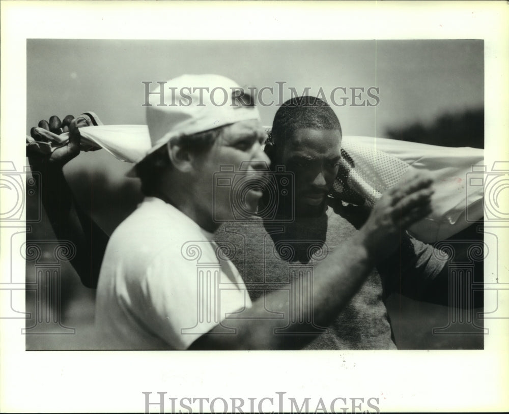 1989 Press Photo Oilers&#39; coach Smith talks things over with Chris Dishman.- Historic Images