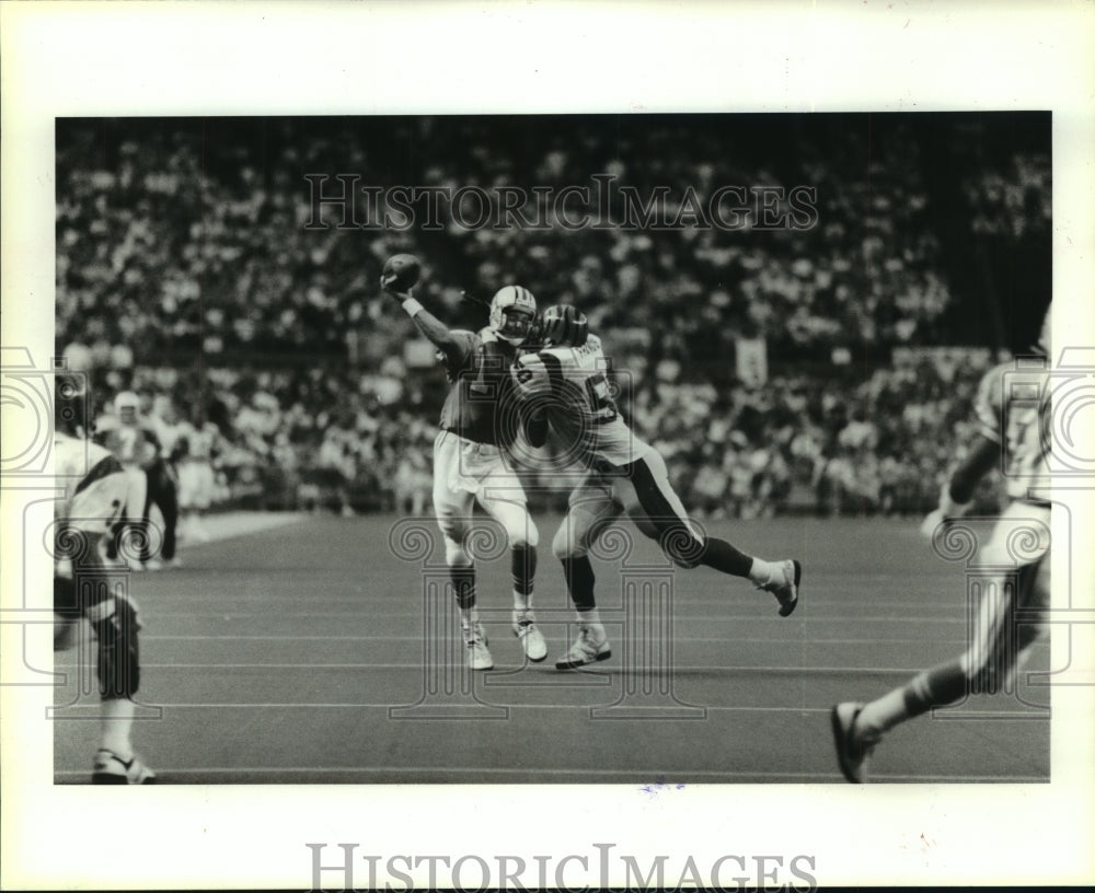 1991 Press Photo Bengals&#39; pass rusher hits Oilers&#39; Warren Moon as he passes ball- Historic Images