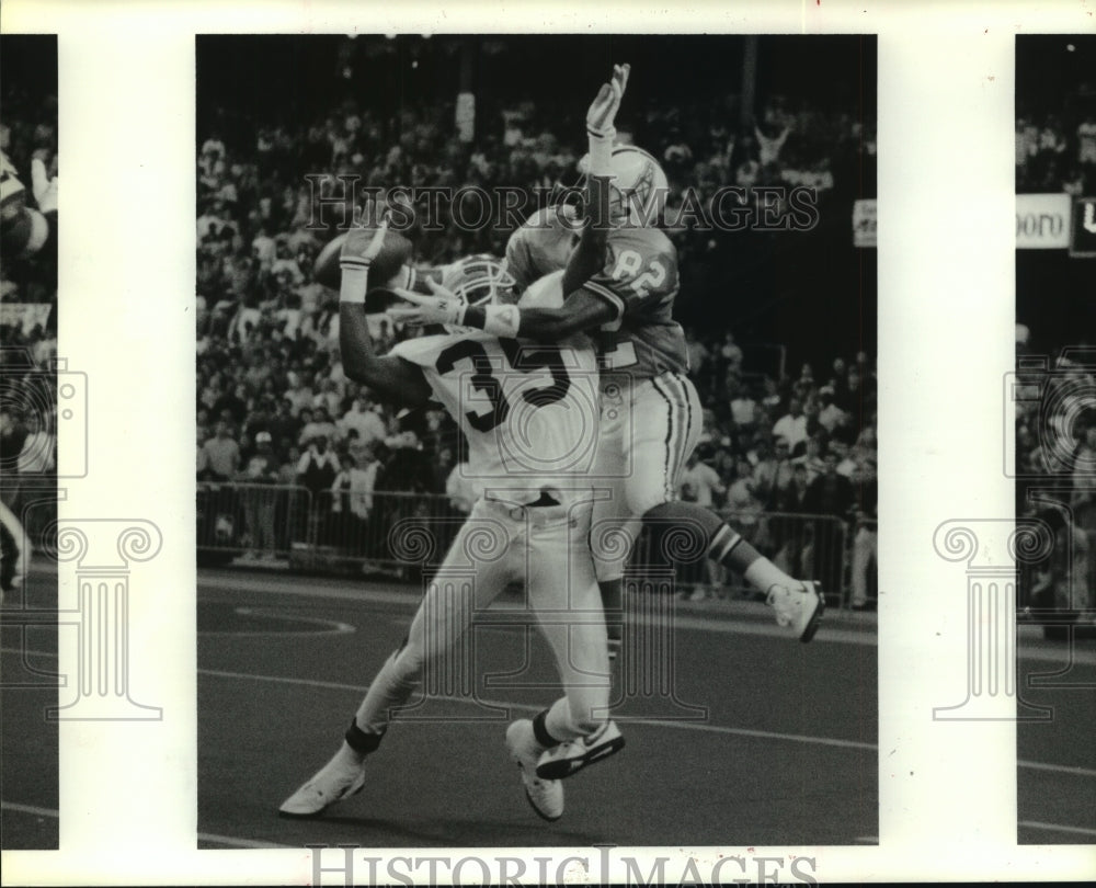 1991 Press Photo Oilers&#39; Tony Jones and Browns&#39; Randy Hilliard battle for a pass- Historic Images