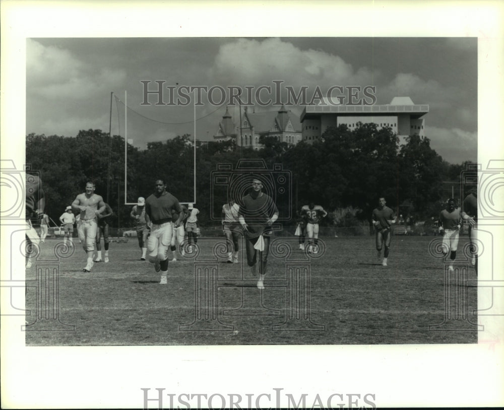 1989 Press Photo Houston Oilers&#39; summer training camp opens in San Marcos, TX.- Historic Images