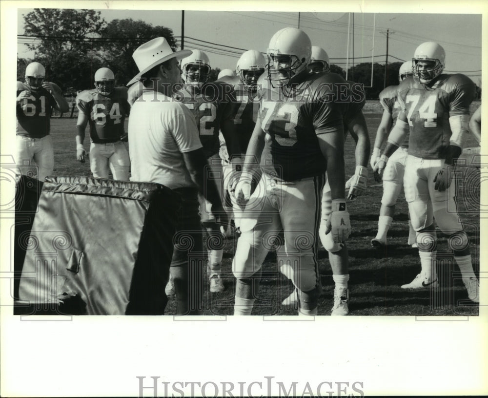 1989 Press Photo Oilers&#39; coach Kim Helton talks to top draft pick David Williams- Historic Images