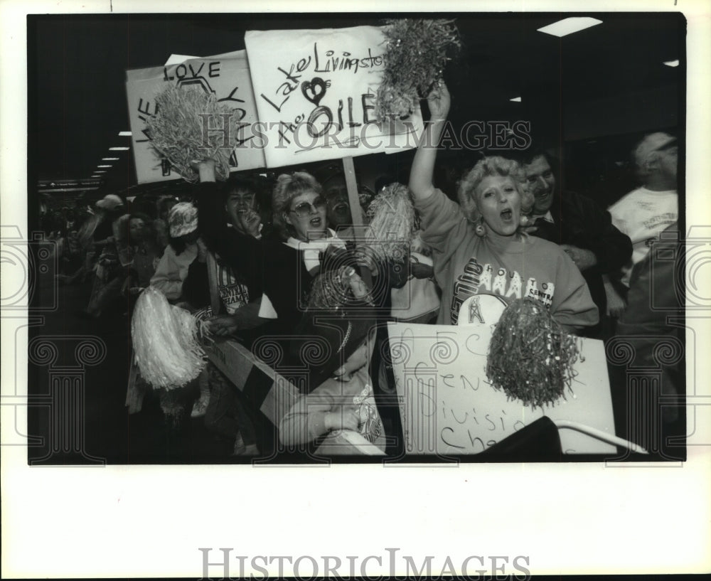 1992 Press Photo Debbie Franklin of Alvin, TX. welcomes Oilers home at airport.- Historic Images