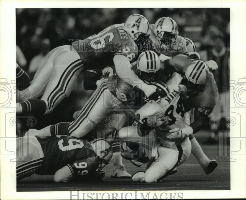 1991 Press Photo Houston Oilers&#39; defense stops Browns&#39; Kevin Mack for loss.- Historic Images