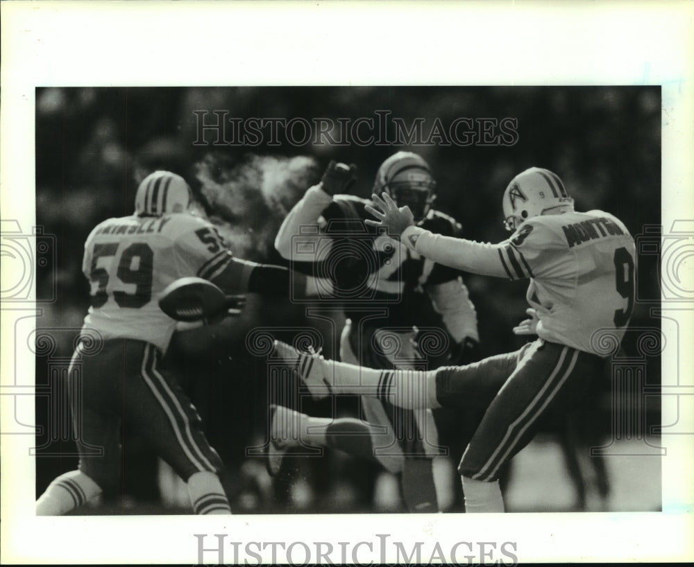 1989 Press Photo Oilers&#39; punter Greg Montgomery boots ball in Bengal game.- Historic Images