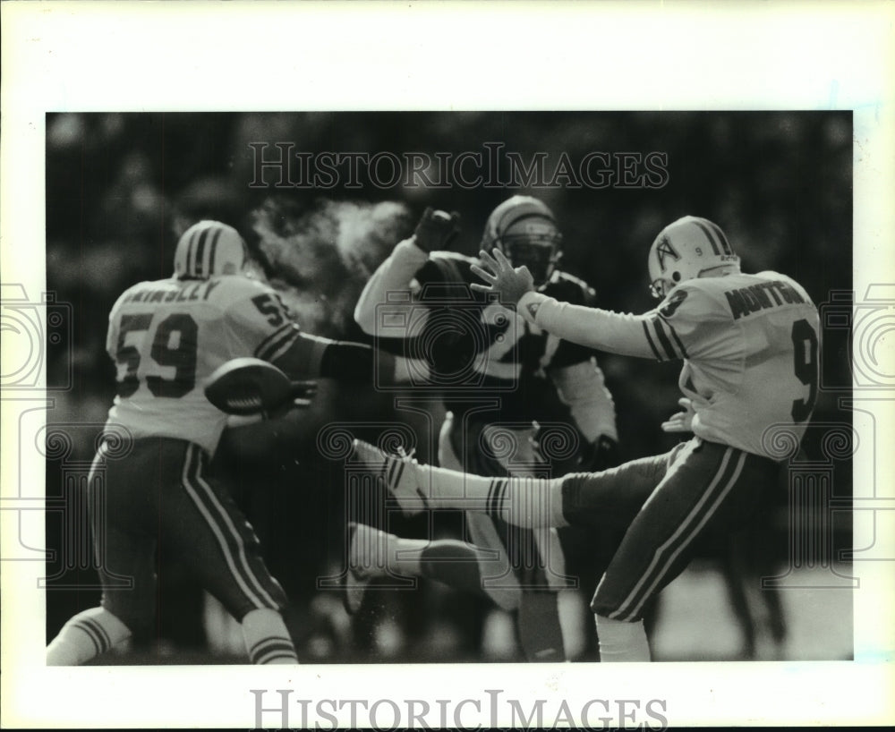 1989 Press Photo Oilers' punter Greg Montgomery boots ball in Bengal game.- Historic Images