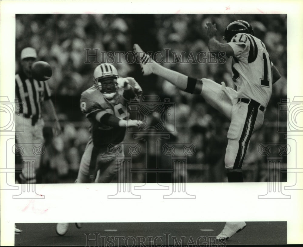 1992 Press Photo Oilers&#39; Mike Dumas blocks a Kidd punt in 4th quarter.- Historic Images