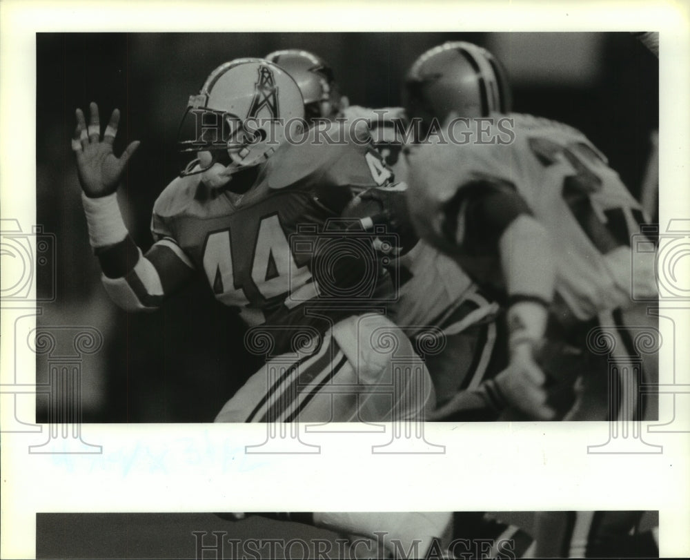 1991 Press Photo Oilers' Lorenzo White runs past Ken Norton, Robert Williams.- Historic Images