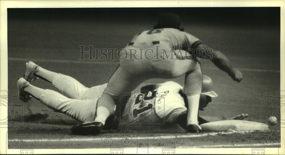 Press Photo Astros&#39; Terry Puhl watches ball get by Mets&#39; Lee Mazzilli at first.- Historic Images