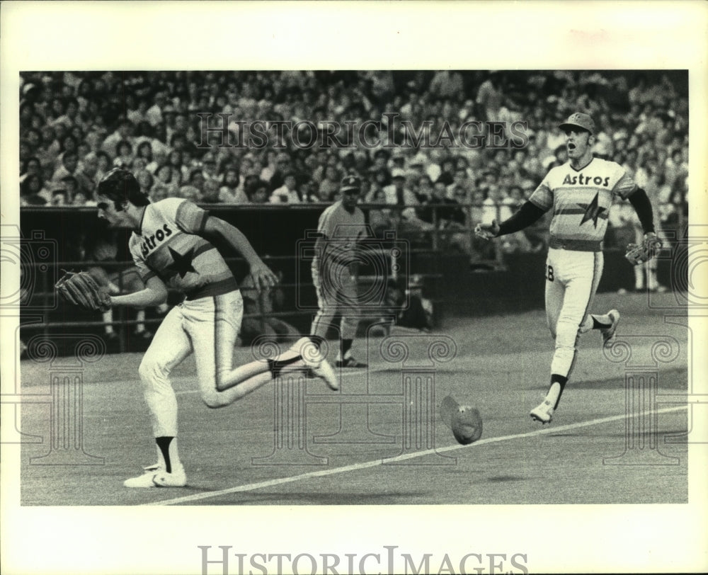 1979 Press Photo Astros&#39; Neimann; Howe make play on Ramon Aviles bunt attempt- Historic Images