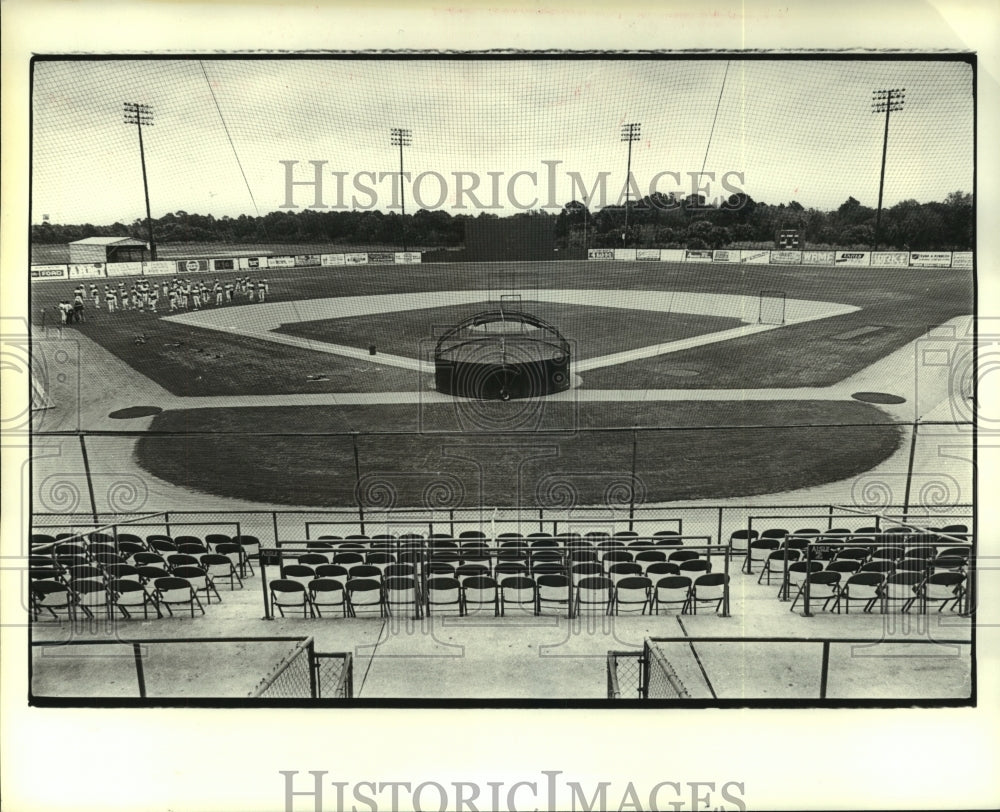 1980 Press Photo Houston Astros do exercises on home field in Cocoa, FL.- Historic Images