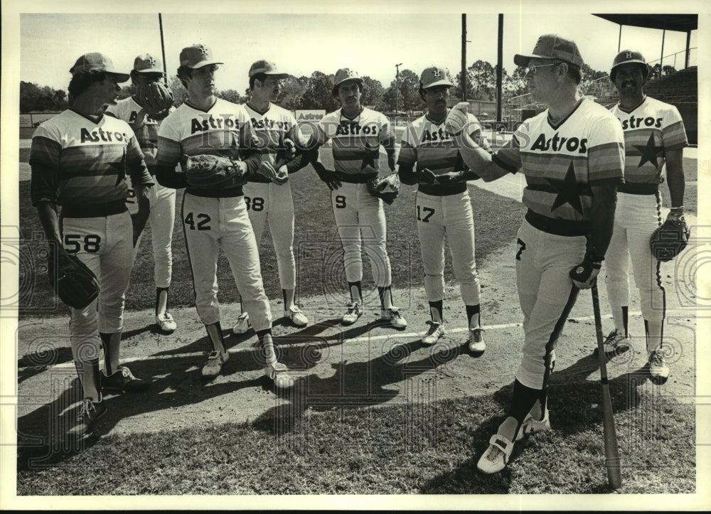 1980 Press Photo Astros' manager Bill Virdon talks to players at spring training- Historic Images