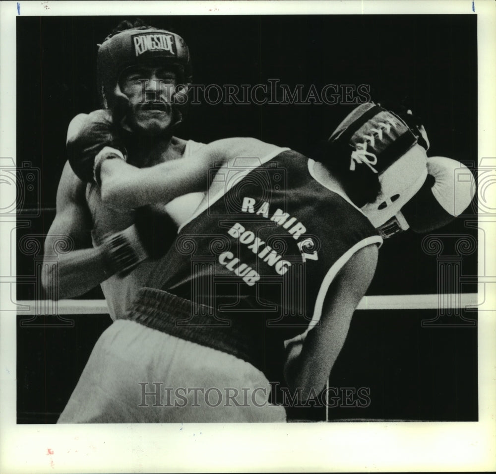 1990 Press Photo Teodoro Diaz grimaces as Trotzky Garcia lands a solid punch.- Historic Images