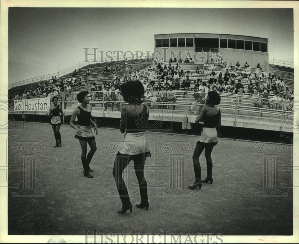 1979 Press Photo Cheerleader of minor league football team Houston Hunters.- Historic Images