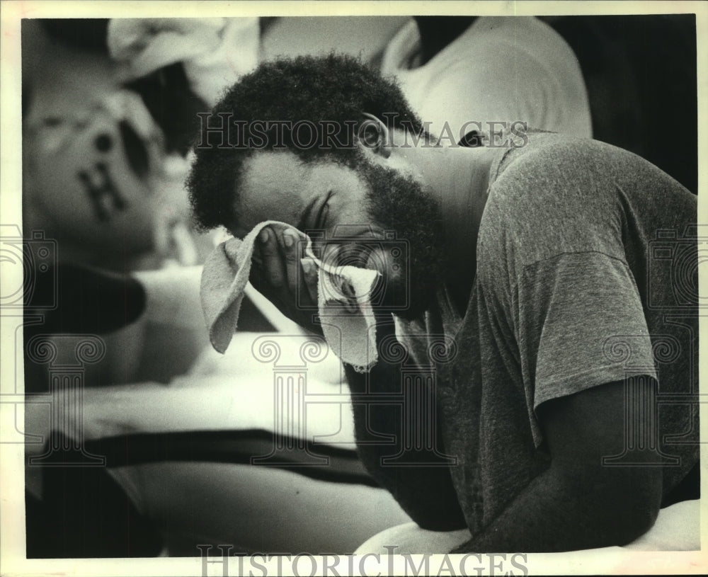 1979 Press Photo Houston Hunters&#39; football player wipes his face during practice- Historic Images